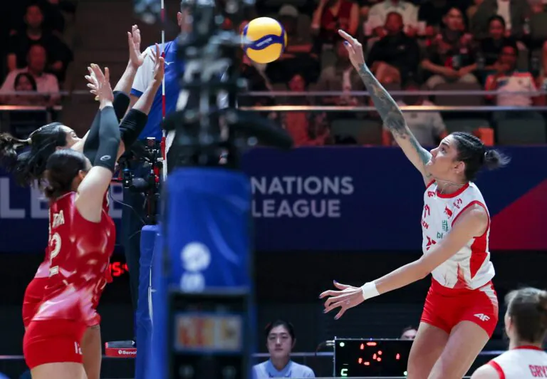 Malwina Smarzek atakuje w meczu Polska - Tajlandia.