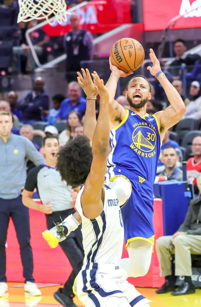 Stephen Curry oddaje rzut