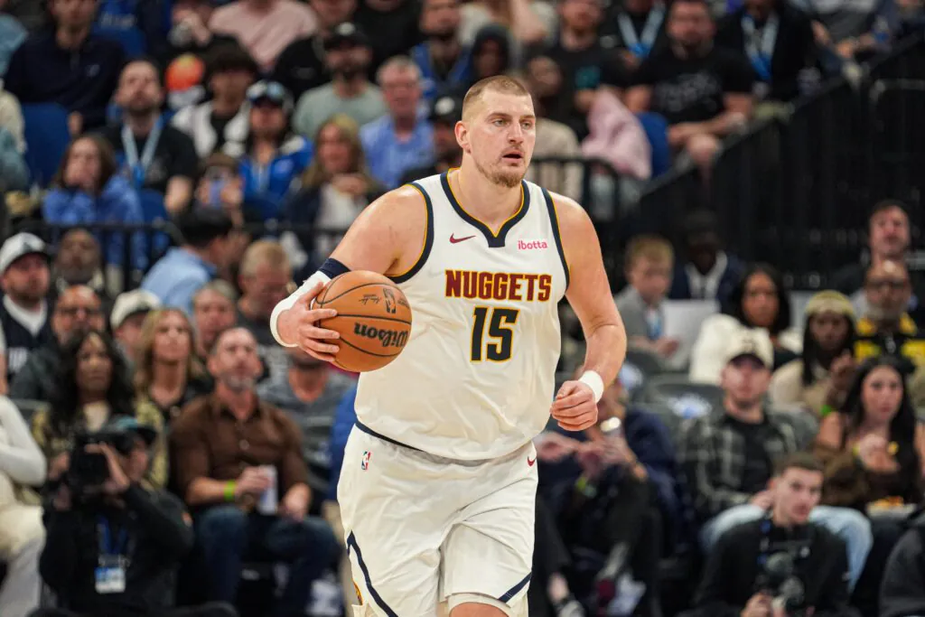 Nikola Jokic z piłką