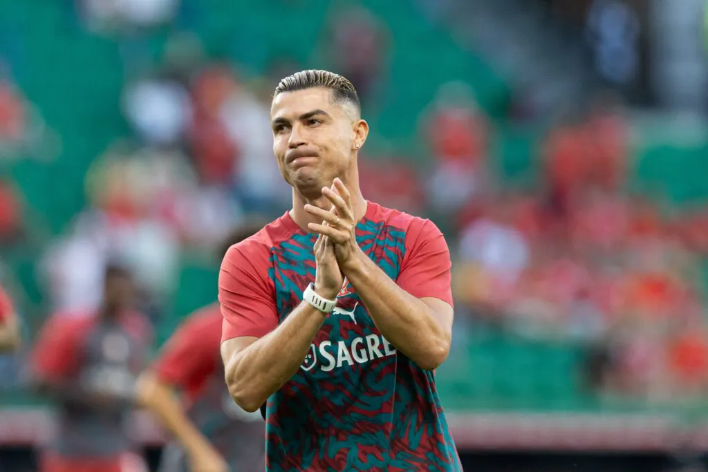 Cristiano bijący brawo