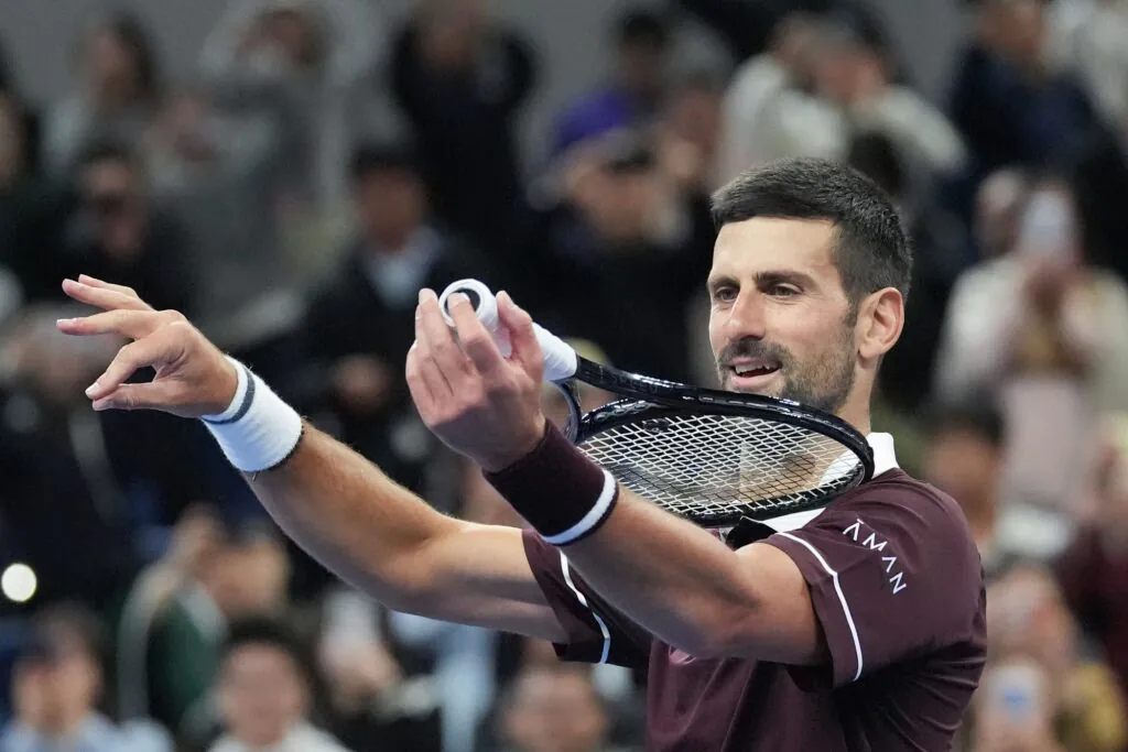 Novak Djokovic bryluje w turnieju w Pekinie