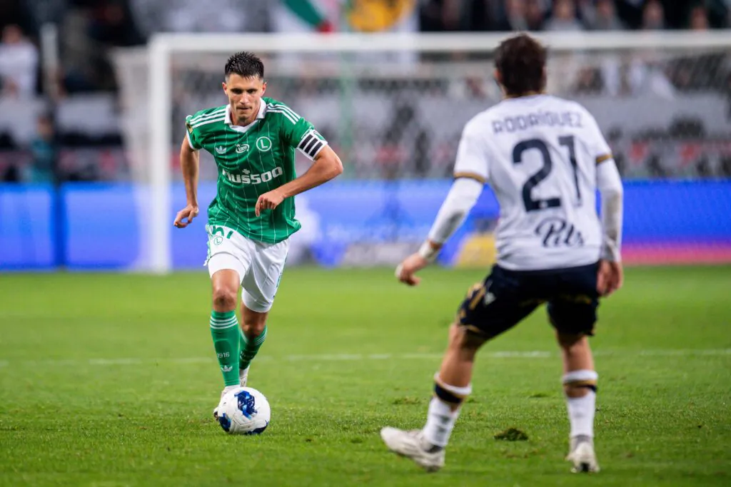 Bartosz Kapustka z piłką