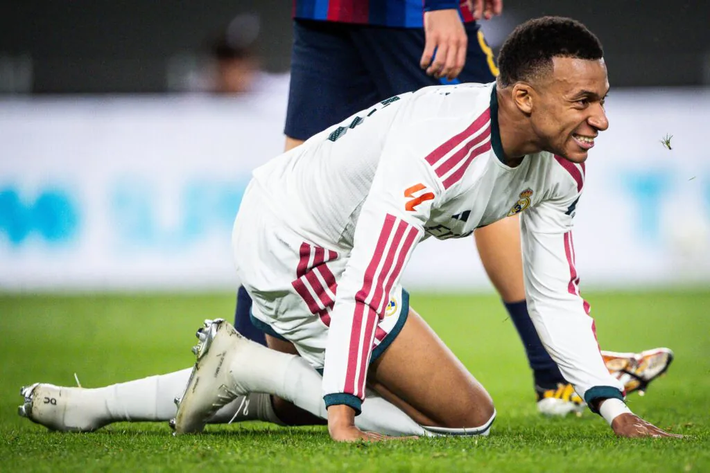 Kylian Mbappe na kolanach