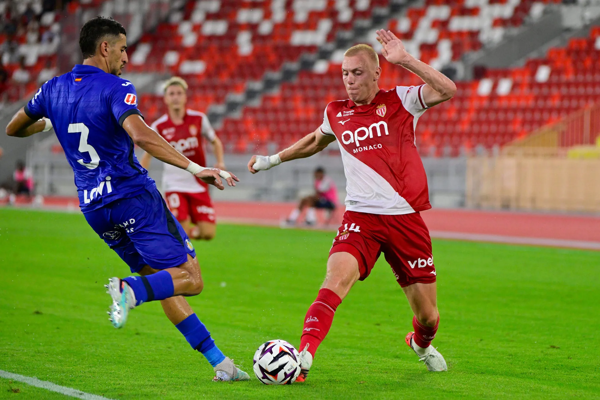 Mika Biereth w ataku na bramkę Getafe.