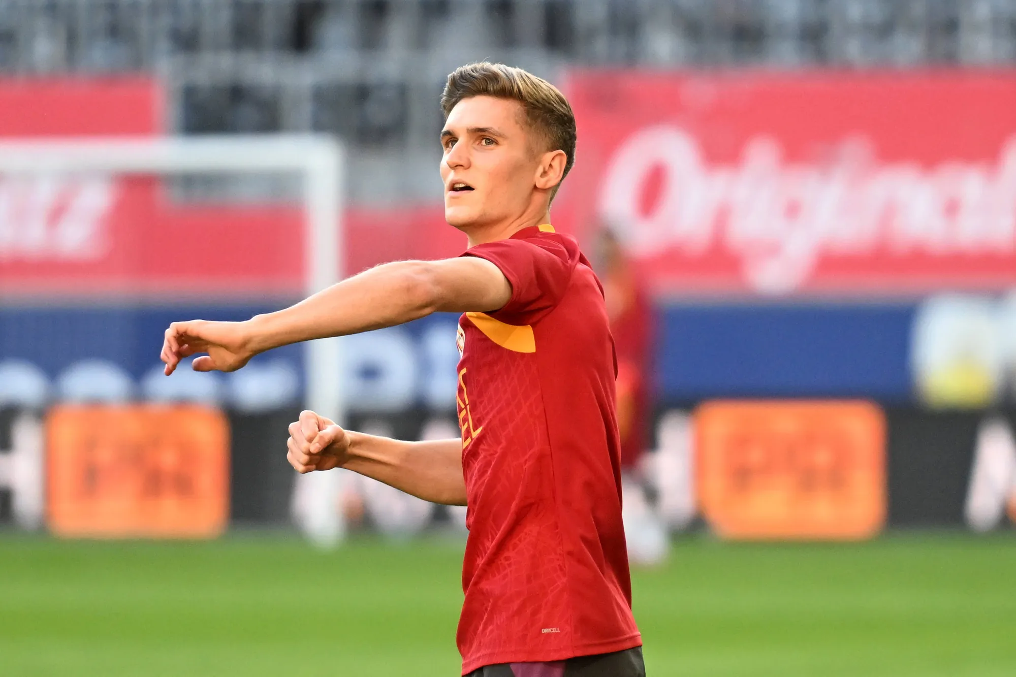 Elias Jelert podczas rozgrzewki.