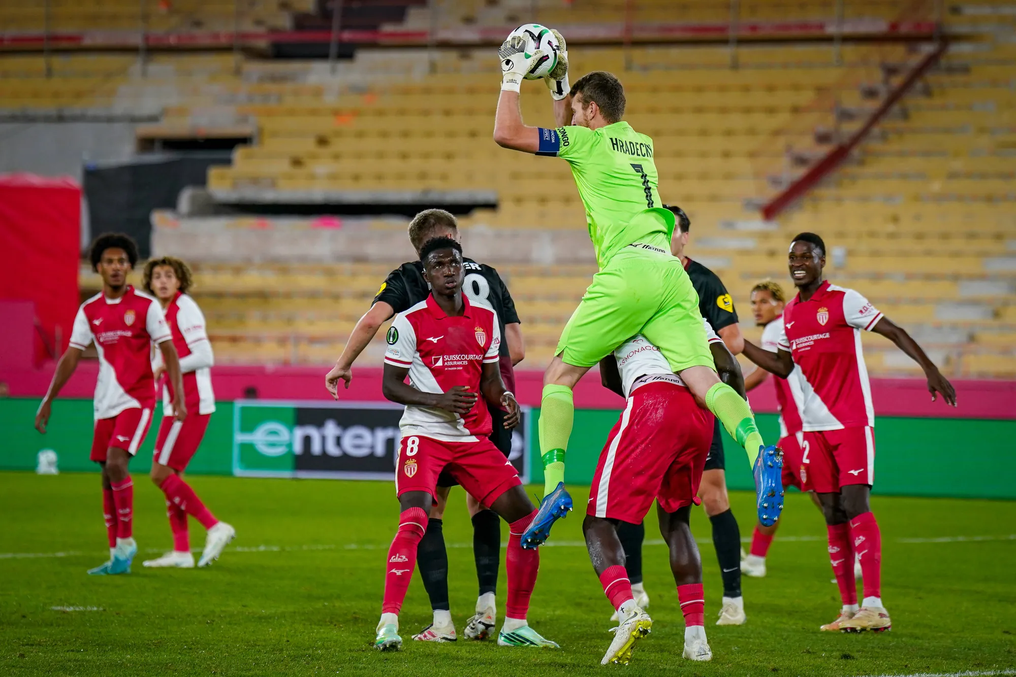 Lukas Hradecky pewnie łapie piłkę.
