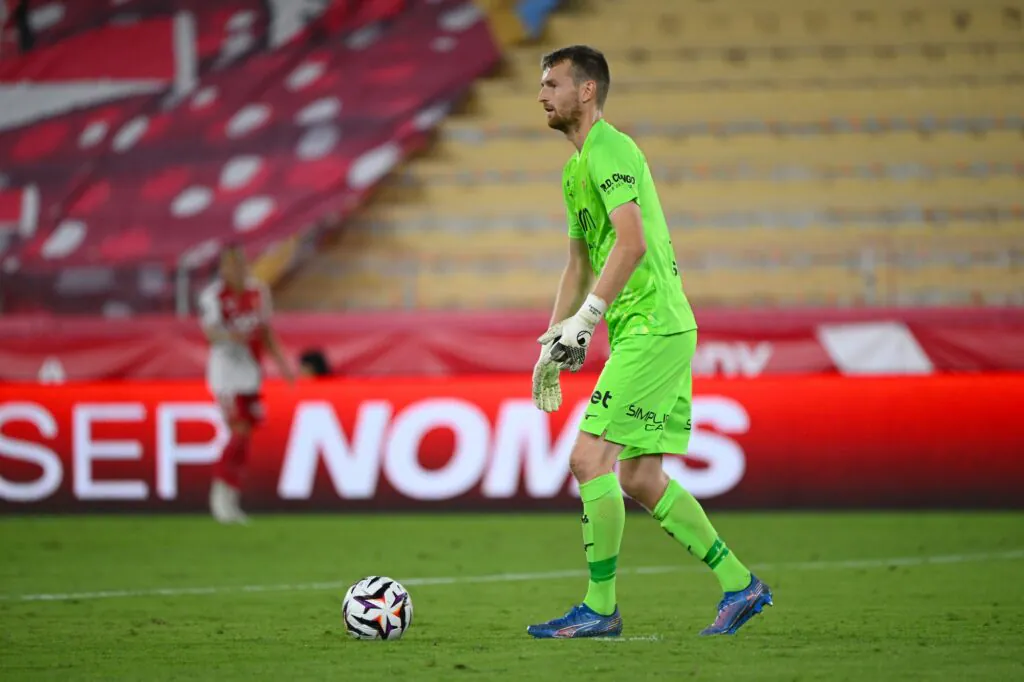 Lukas Hradecky wznawia akcję od własnego pola karnego.