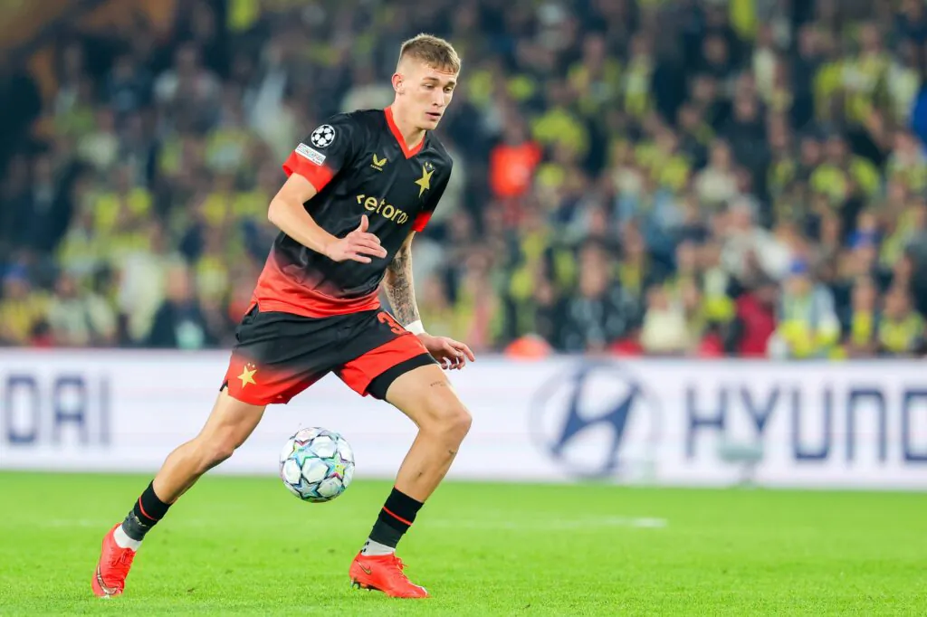 Wiktor Nowak rozpoczyna akcję Slavii Praga.
