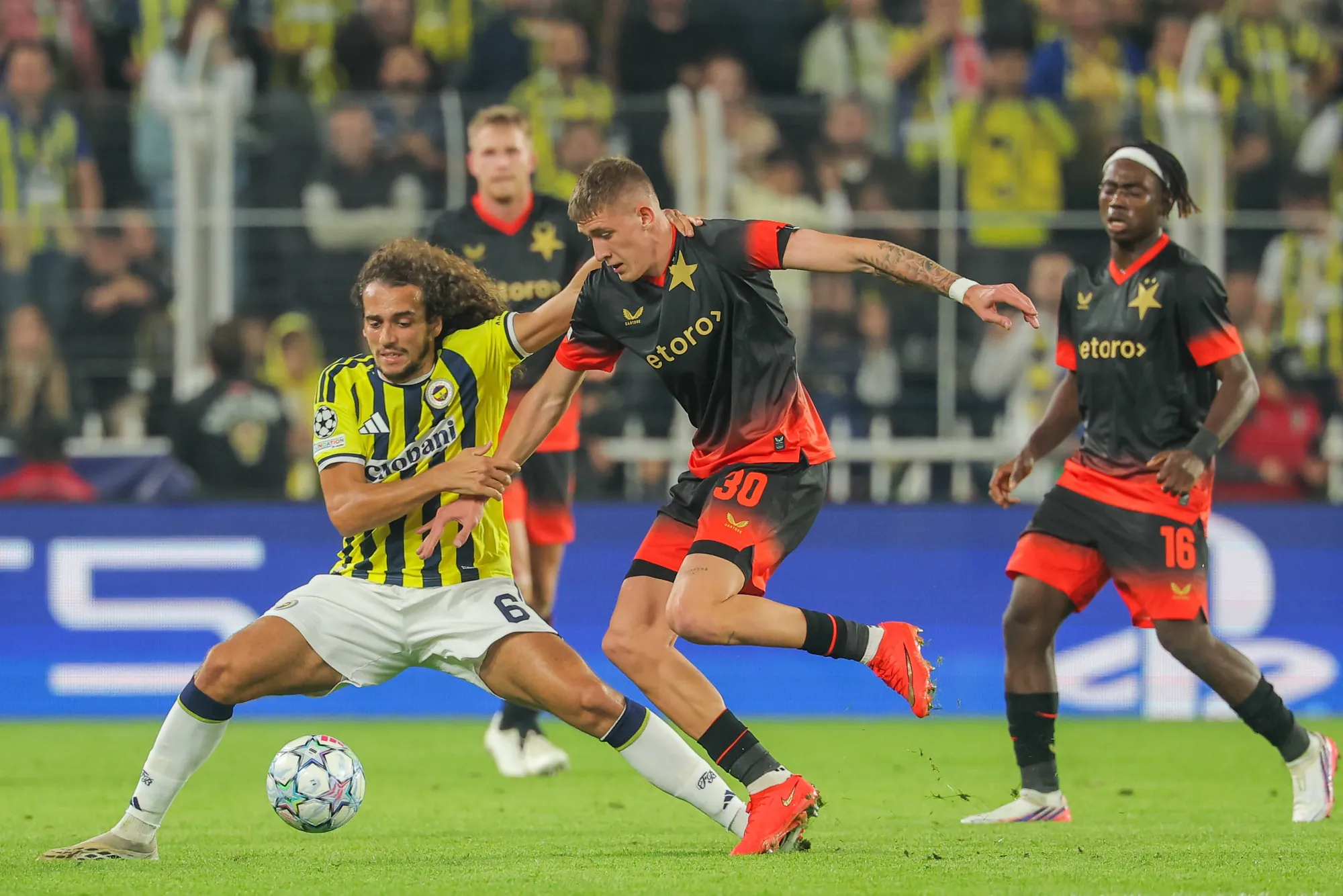 Wiktor Nowak w walce z graczami Fenerbahce Stambuł.