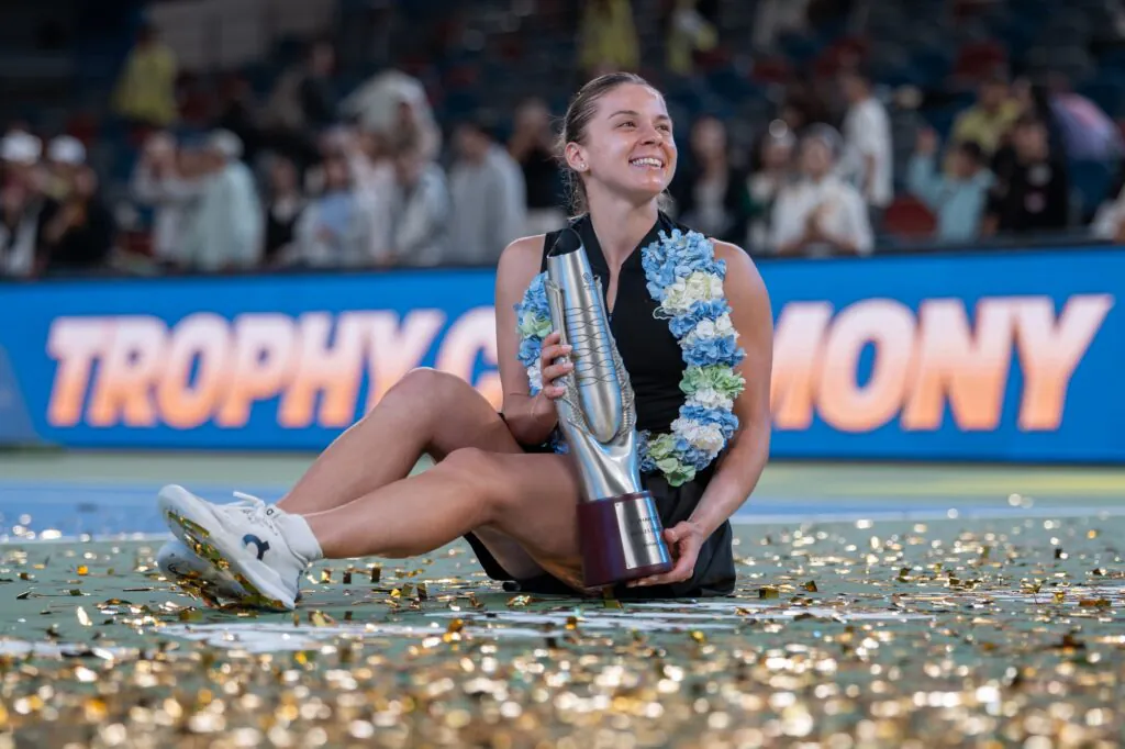 Maja Chwalińska z Pucharem Mistrzowskim WTA 1000 w Wuhan.