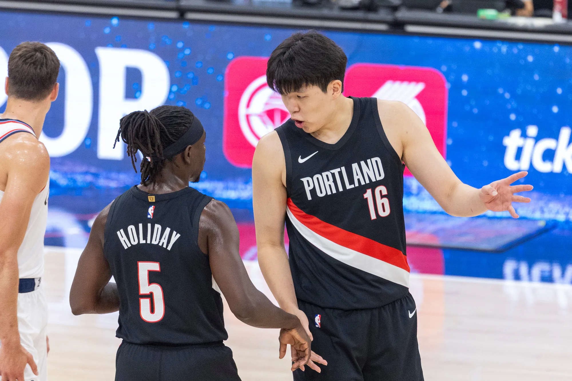 Hansen rozmawia z kolegą z zespołu Portland Trail Blazers.