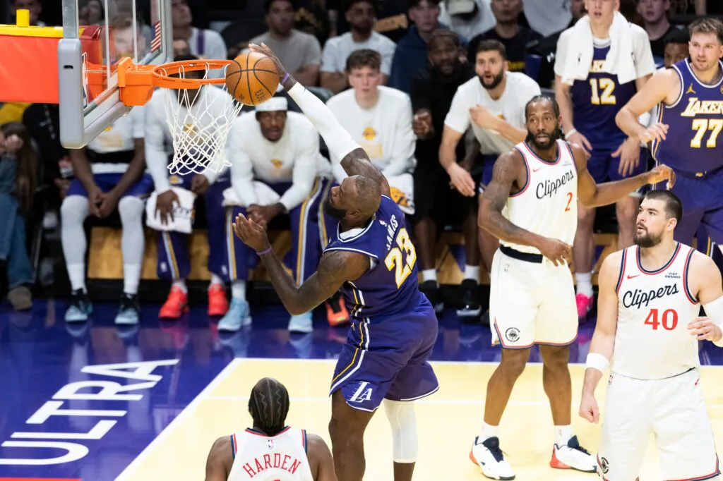 LeBron James wykonuje wsad.