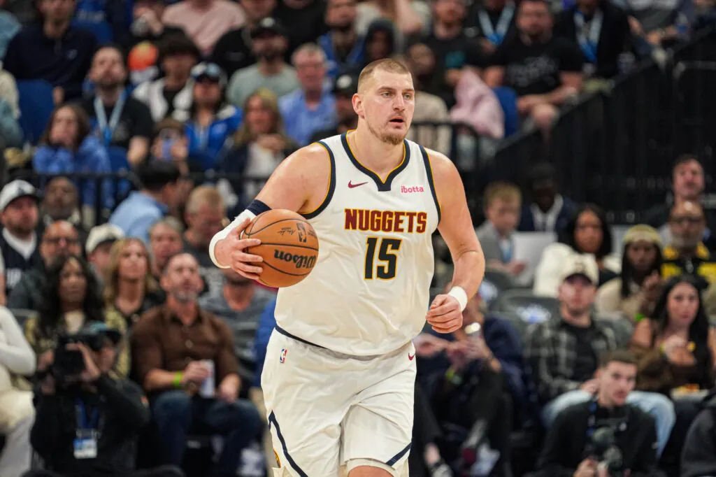 Nikola Jokić rozpoczyna akcję.