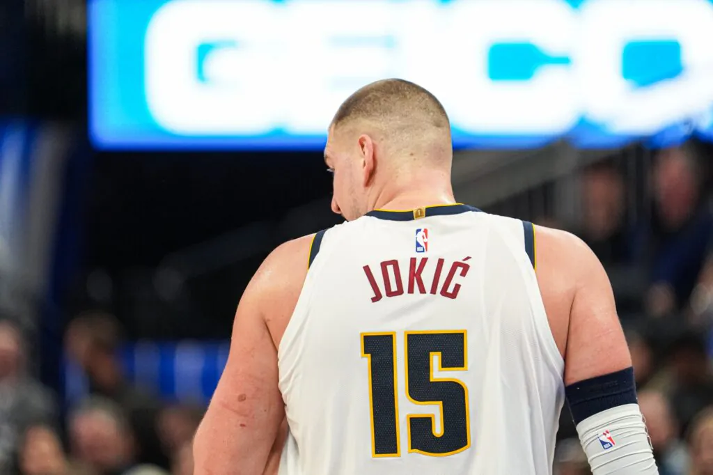 Nikola Jokić w trakcie meczu NBA.