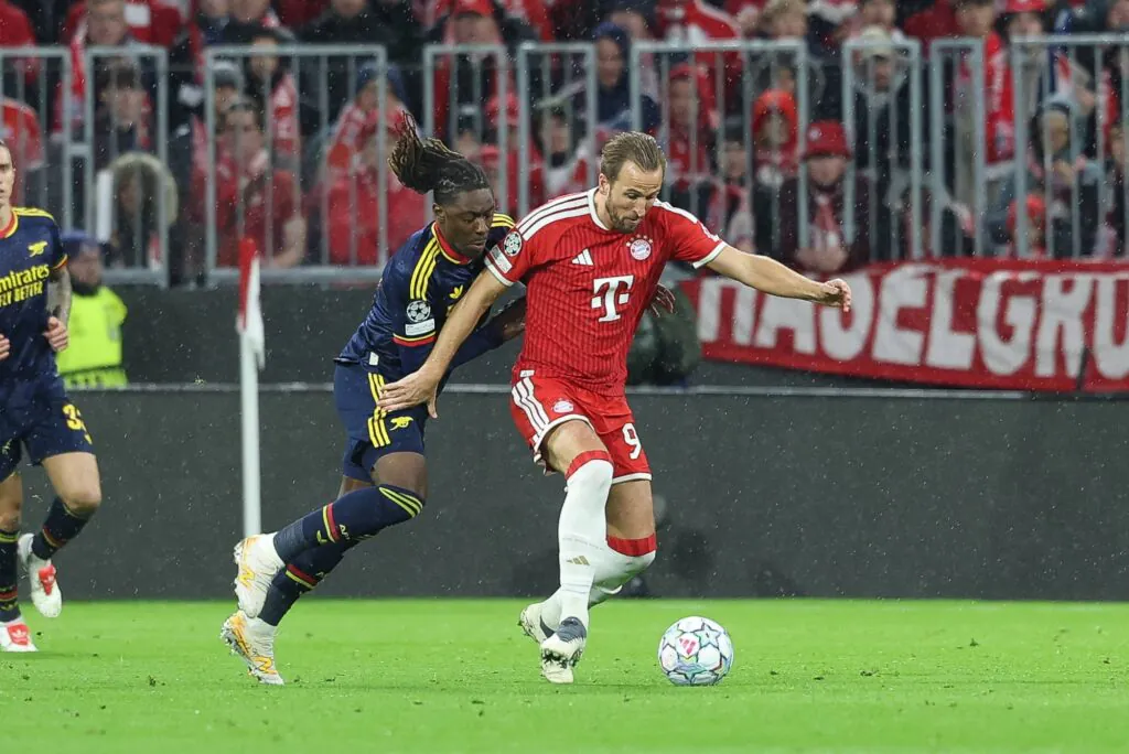 Harry Kane w walce o piłkę z obrońcą Arsenalu.
