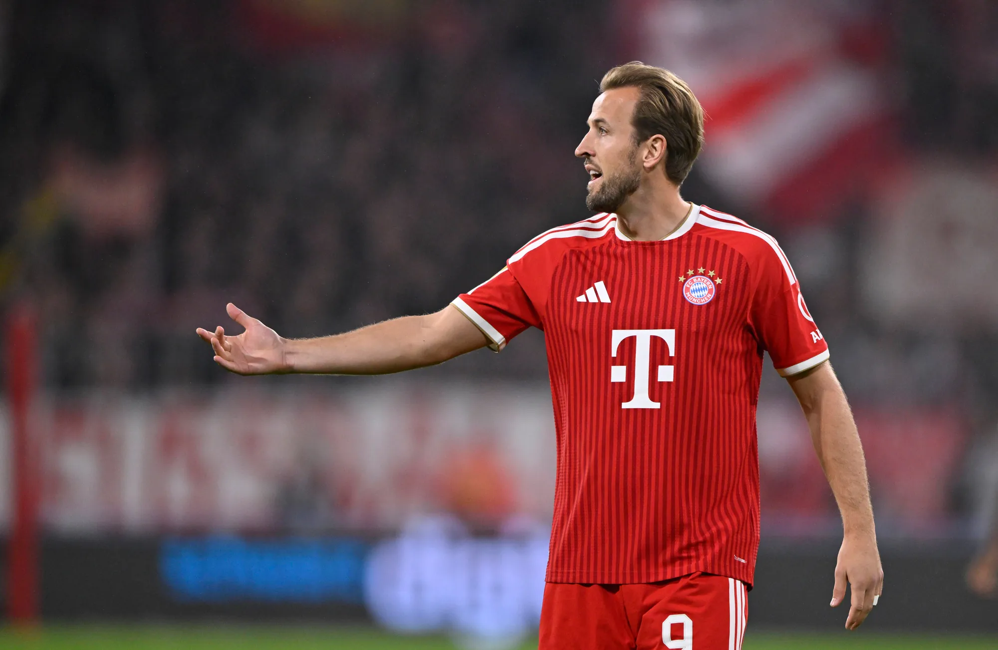 Harry Kane gestykuluje w trakcie gry.