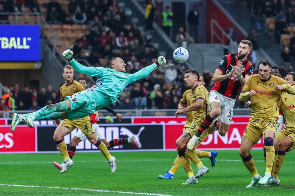 Łukasz Skorupski wychodzi do dośrodkowania w meczu przeciwko AC Milan
