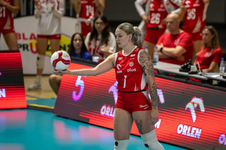 Julia Szczurowska na zagrywce.