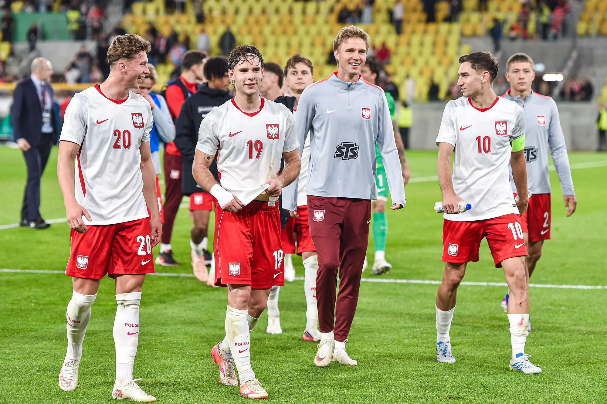 Piłkarze kadry U-21 schodzą do szatni po zwycięstwie ze Szwecją